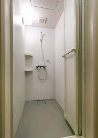 シャワーユニットやパウダールームを設置し、<br />
作業後にリフレッシュできる環境を整備　シャワーユニット