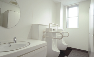 清潔で快適なトイレは従業員満足度だけでなく衛生面の意識向上にも繋がる　清潔なトイレ（白）