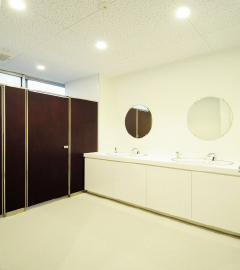 清潔で快適なトイレは従業員満足度だけでなく衛生面の意識向上にも繋がる　清潔なトイレ（茶）