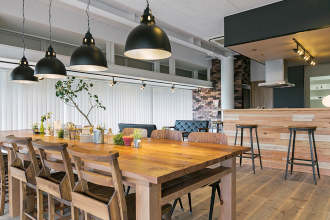 カフェ風のオシャレなデザインでコミュニケーションが生まれる食堂へ　カフェテーブル