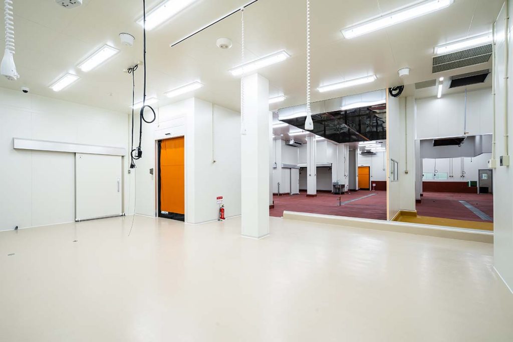 有限会社安岡蒲鉾店 工場内作業スペース